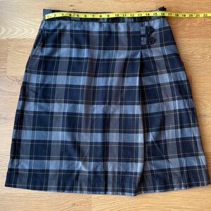 Women’s size 10 Lands end Classic Navy Plaid A-line uniform skirt